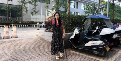 Anmi:Polio lady outdoor
