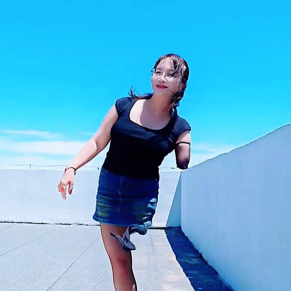 Lanzi: Ooe Amputee Lady Hopping Around in the Hotel AmputeeClub