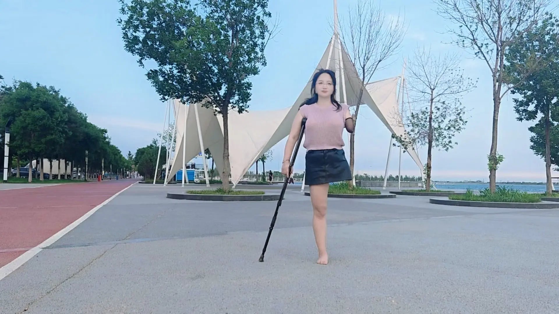 Lanzi: Ooe Amputee Lady playing in the water by the seaside AmputeeClub