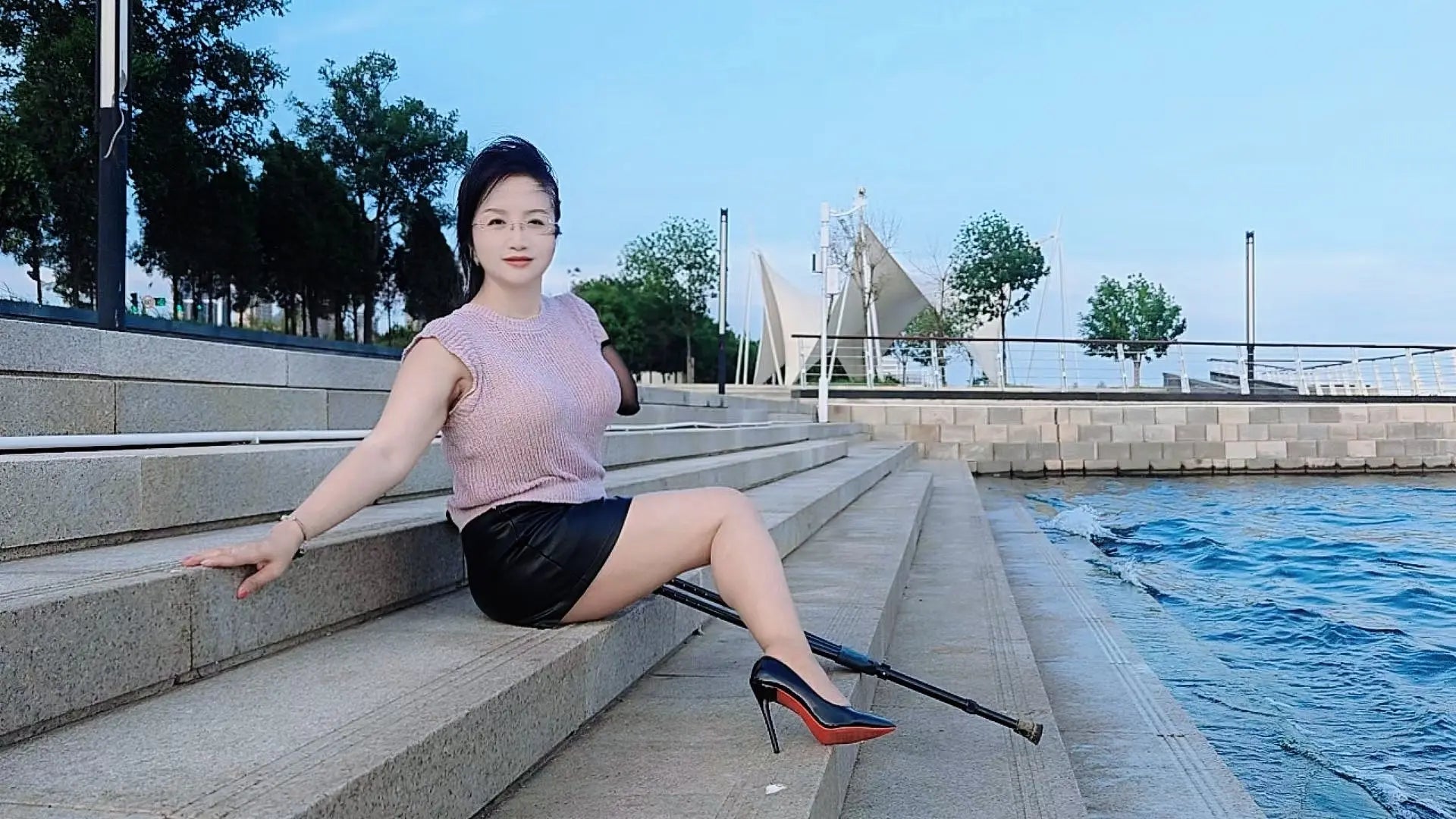 Lanzi: Ooe Amputee Lady playing in the water by the seaside AmputeeClub