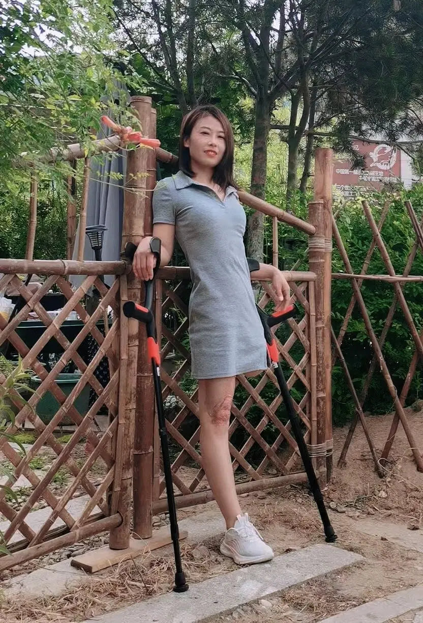 Ayla: Sak Amputee Girl uses elbow crutches