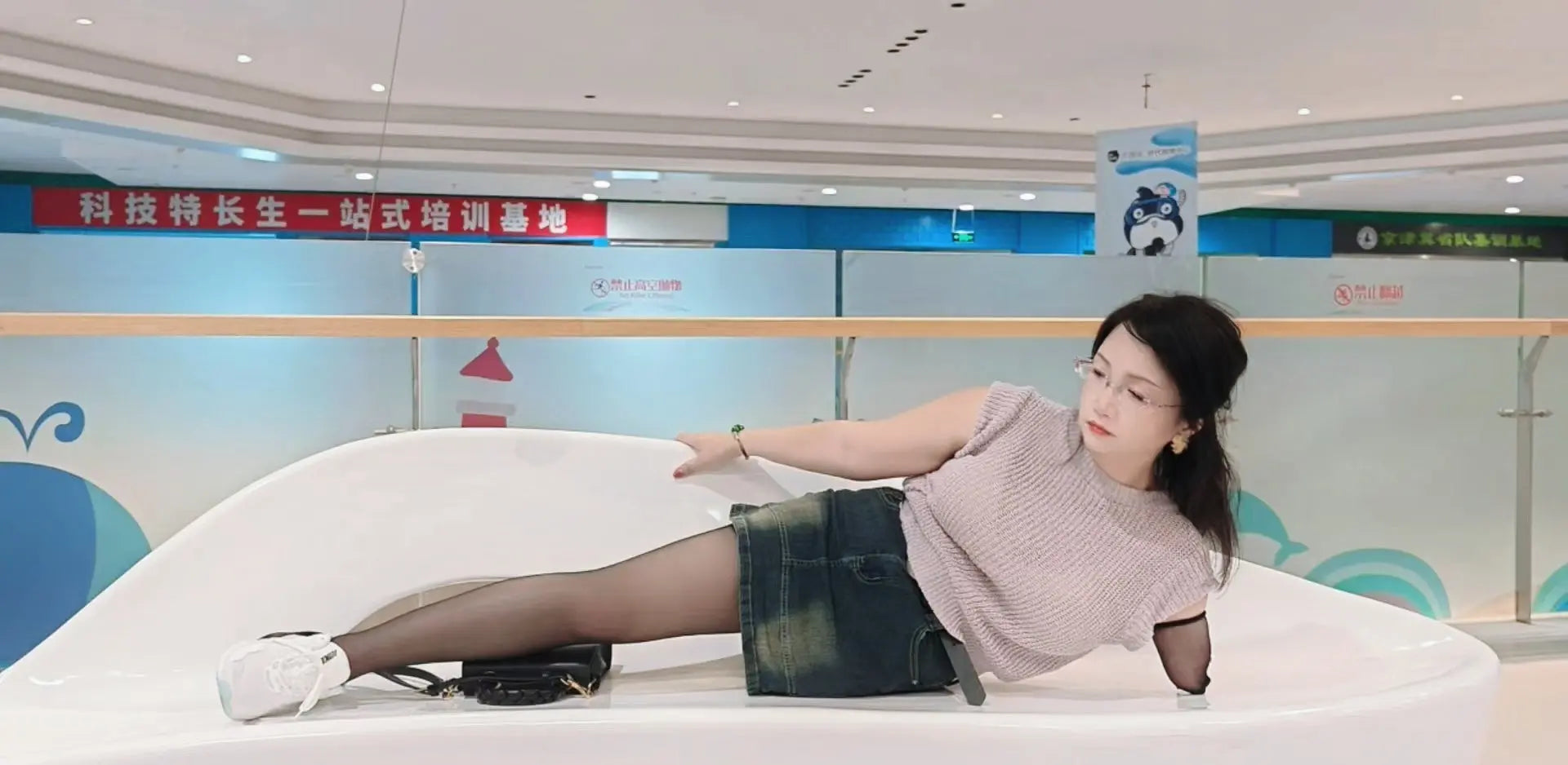 Lanzi: Ooe Amputee Lady Walking AmputeeClub