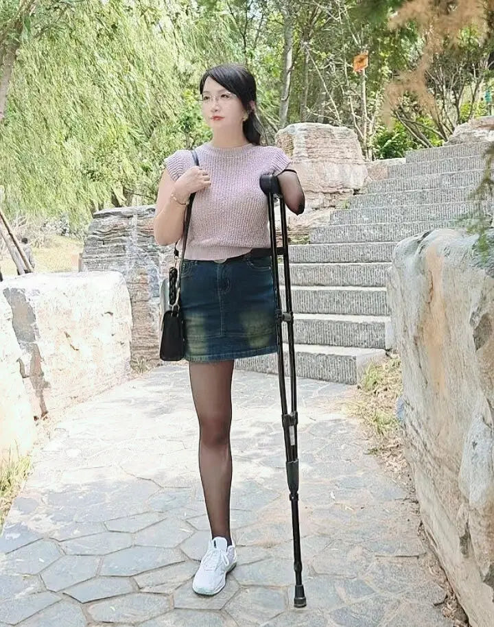 Lanzi: Ooe Amputee Lady Walking AmputeeClub