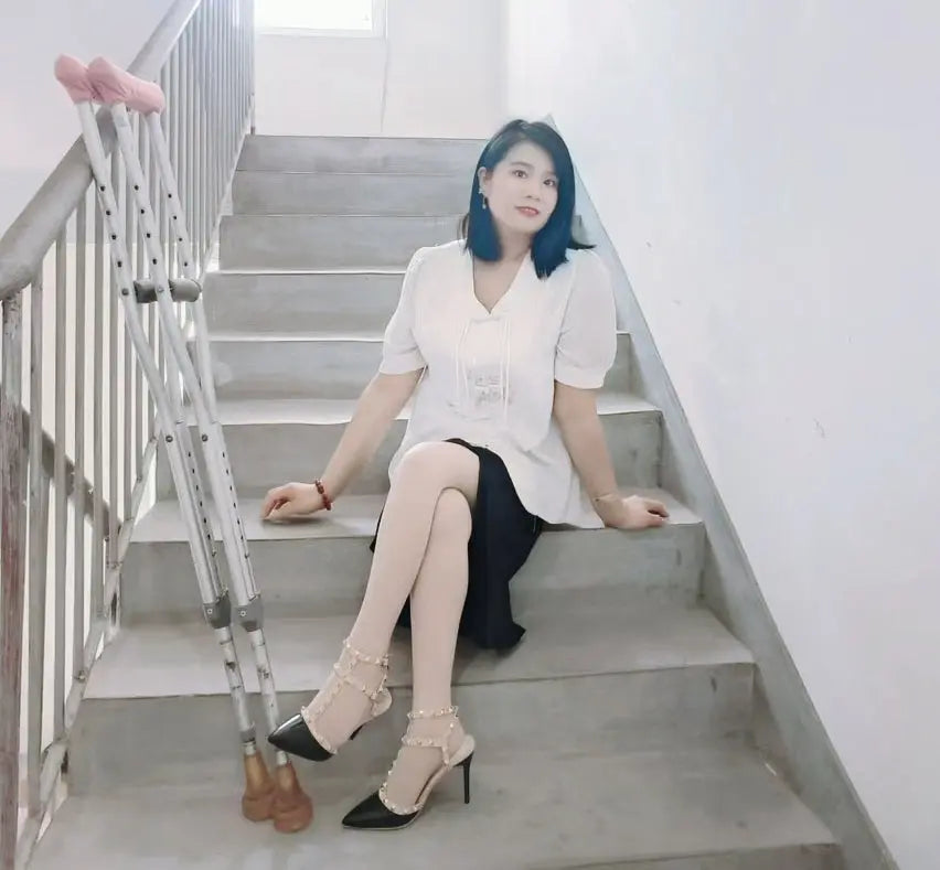 Carrie: Polio Lady climbed up the stairs wearing high heels AmputeeClub