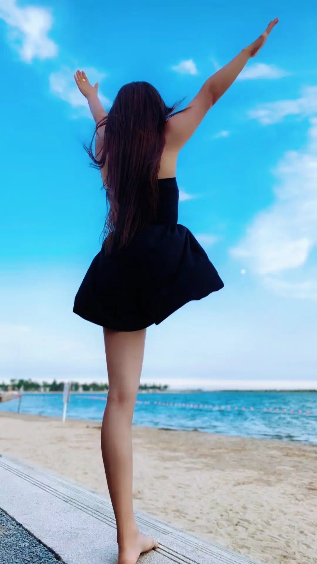 Emma: Rhd Amputee Girl on the sandy Beach AmputeeClub