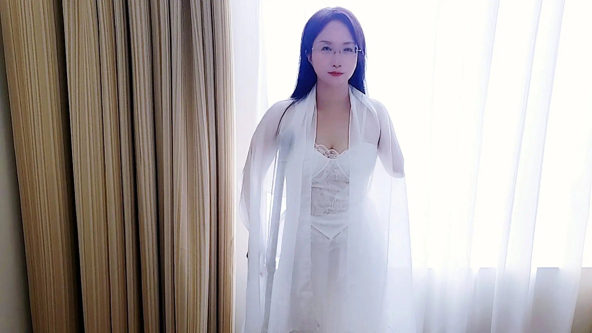 Lanzi: Ooe Amputee Girl in White Fluttering Clothes AmputeeClub