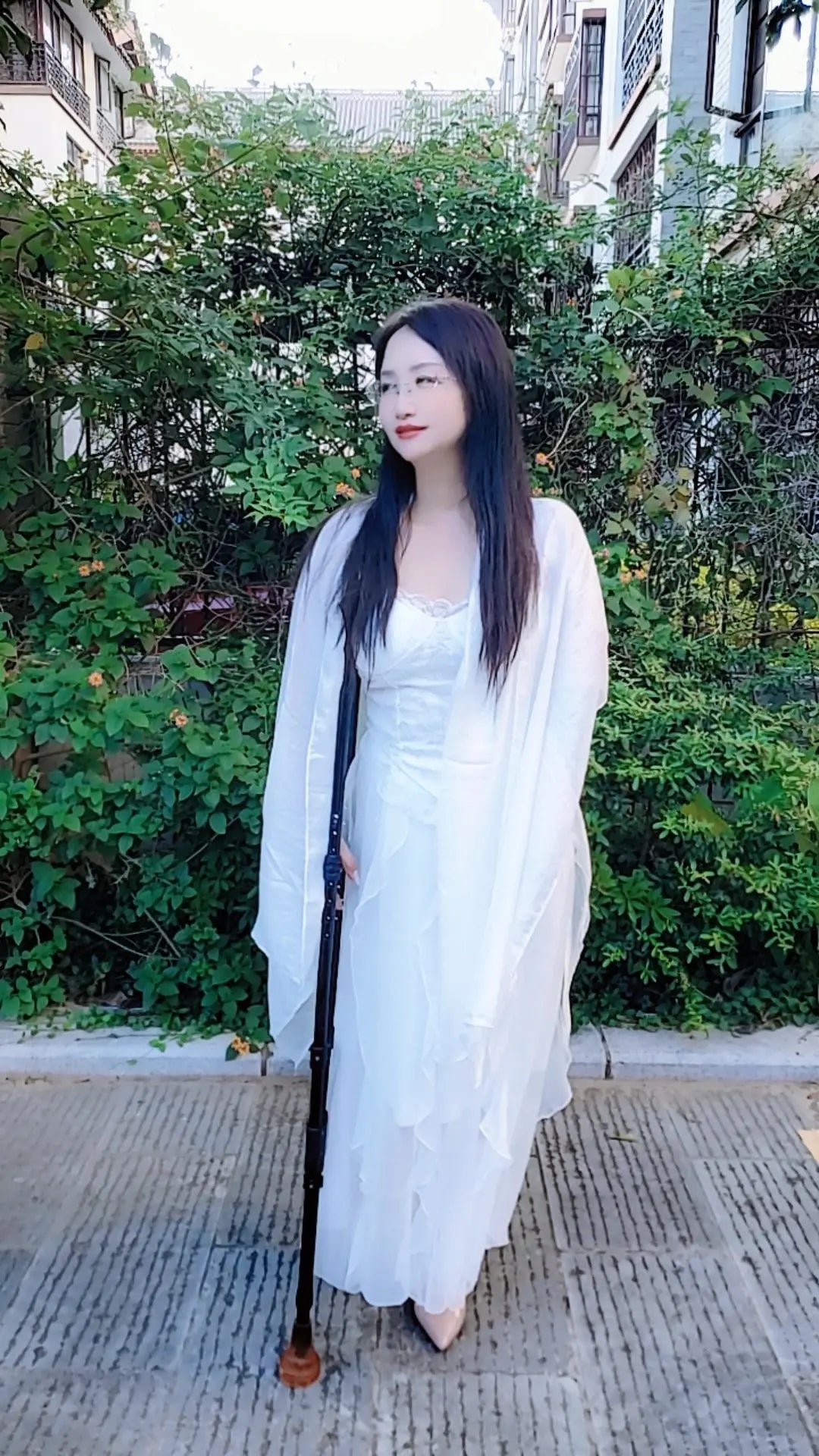 Lanzi: Ooe Amputee Girl in White Fluttering Clothes AmputeeClub