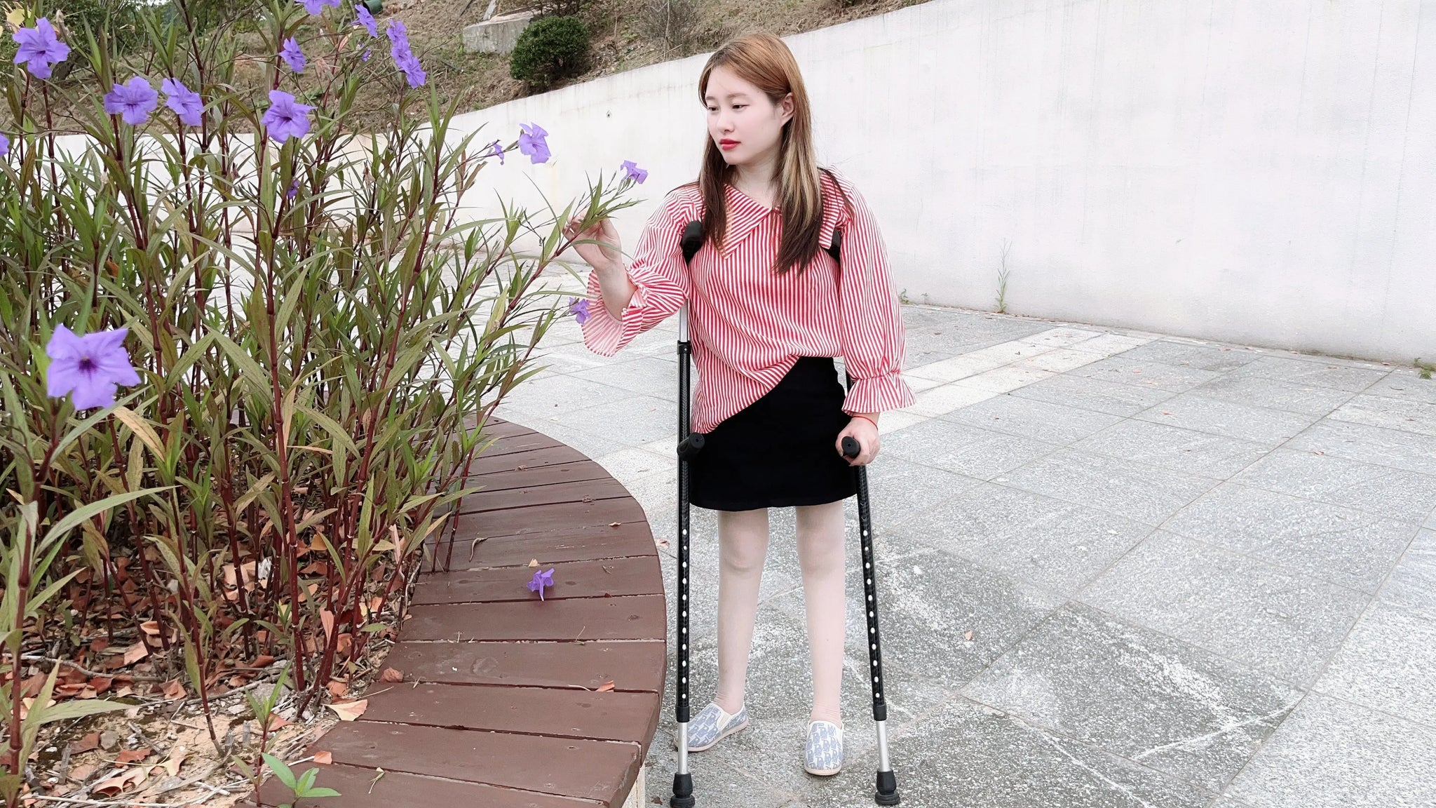 Miki: Polio Girl walks with crutches AmputeeClub