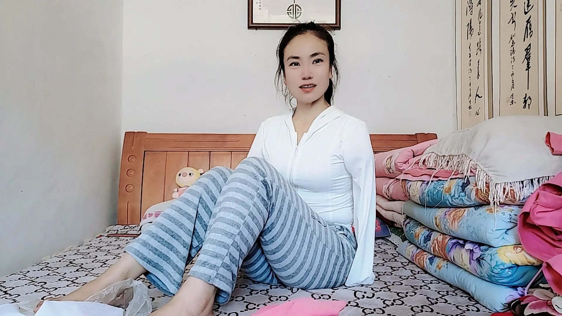 Annie: Dae Amputee Girl - Embroidering with Feet Skills