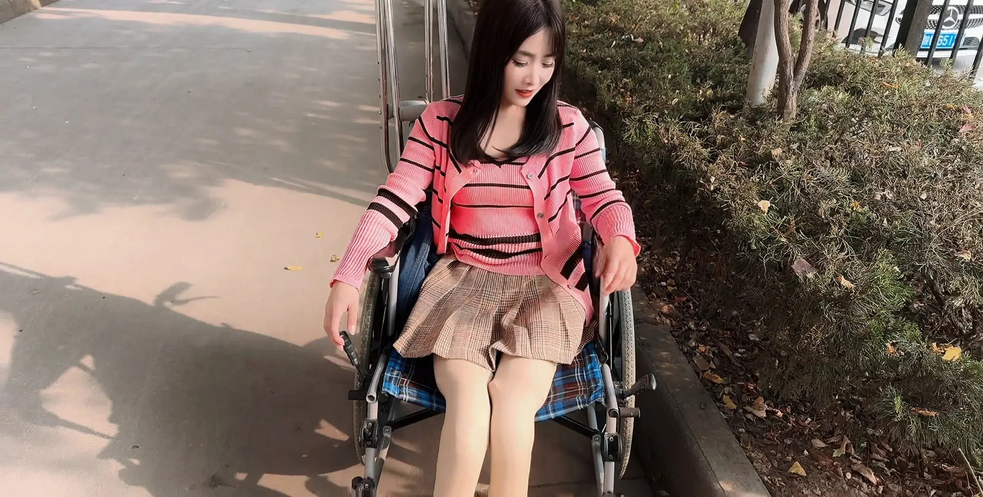 Sally Dak Amputee girl - Stand up, walk up AmputeeClub