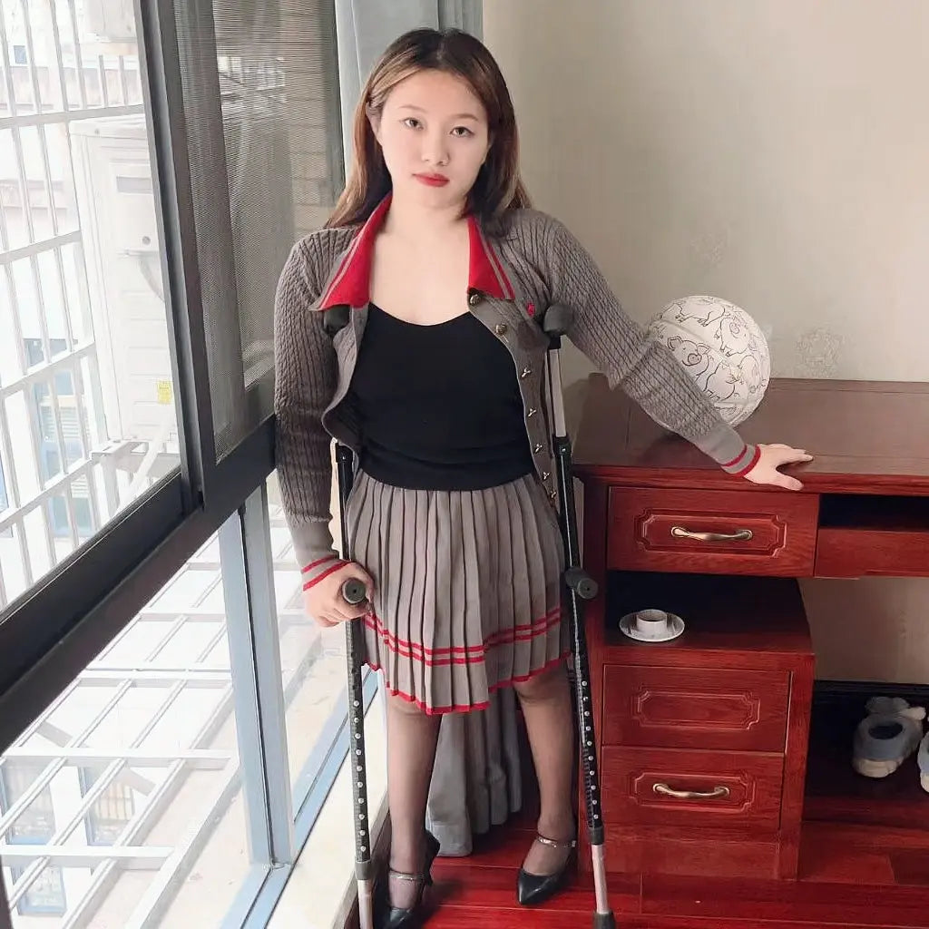 Miki: Polio Girl-high heels AmputeeClub