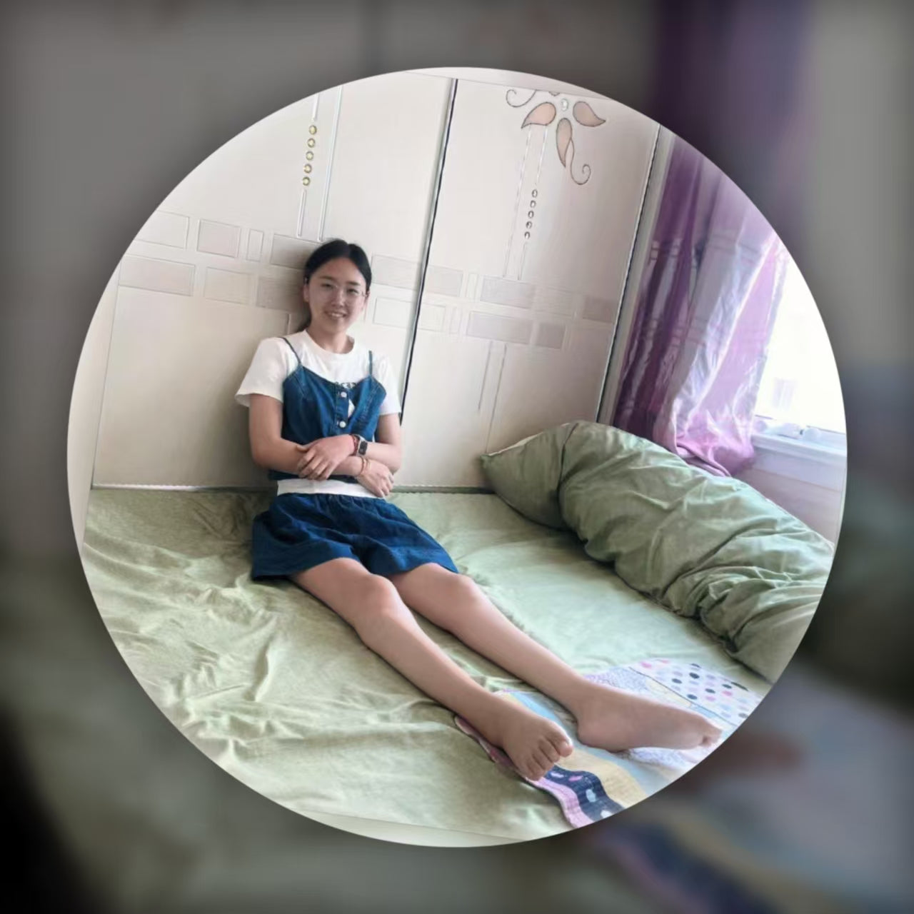 Zoe: Paraplegic Girl - White socks and kneeling and crawling on the bed