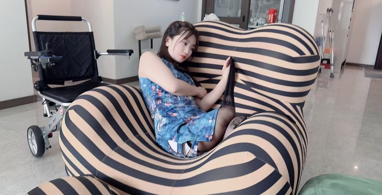 Sally: Dak Amputee Girl - A legless girl wearing a cheongsam - AmputeeClub