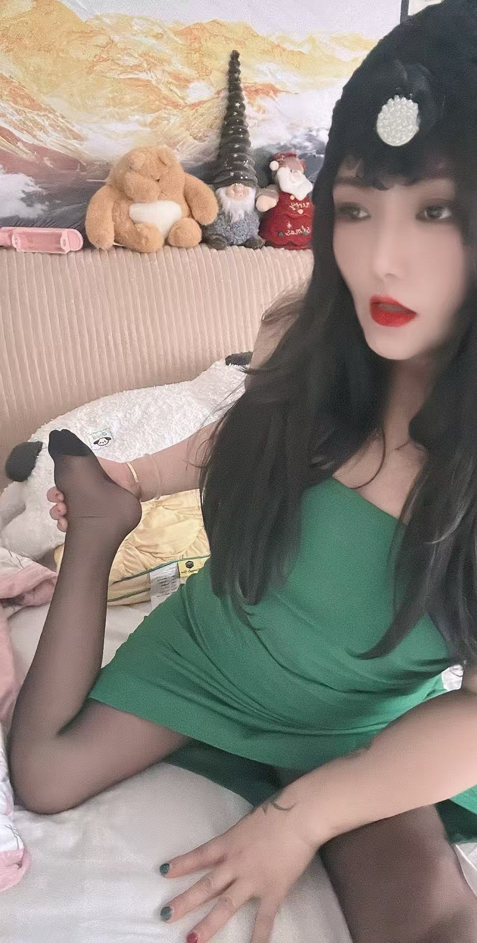 Elizabeth: Polio Lady - Green Dress Girl - AmputeeClub