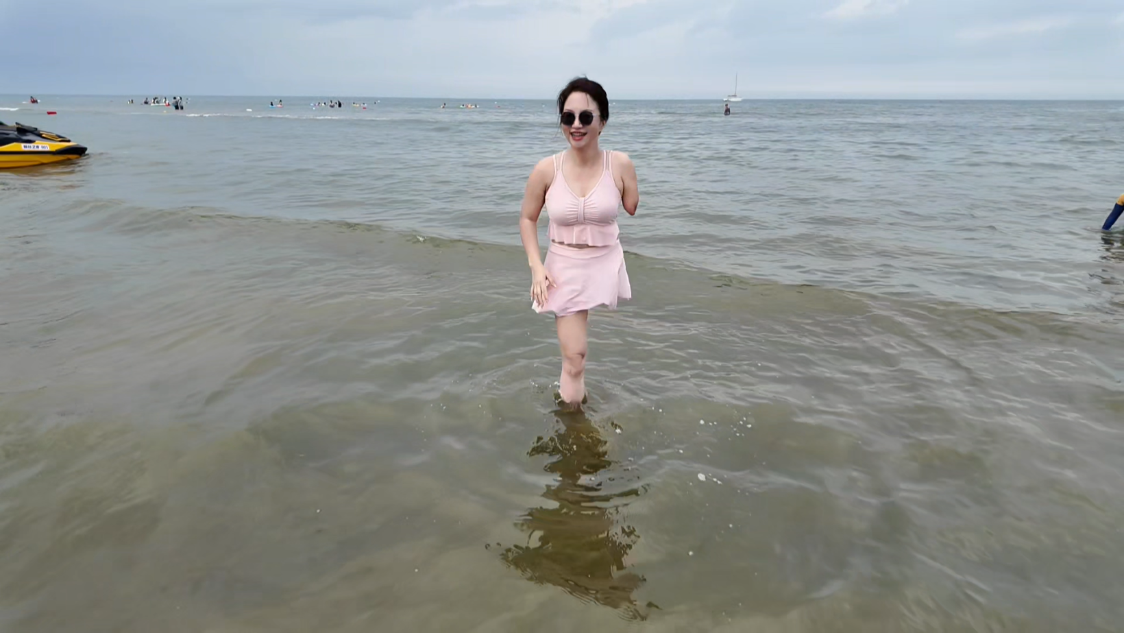 Lanzi: Ooe Amputee Lady - Seaside Trip - AmputeeClub